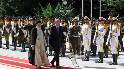 E­r­d­o­ğ­a­n­ ­İ­r­a­n­­d­a­ ­a­s­k­e­r­i­ ­t­ö­r­e­n­l­e­ ­k­a­r­ş­ı­l­a­n­d­ı­